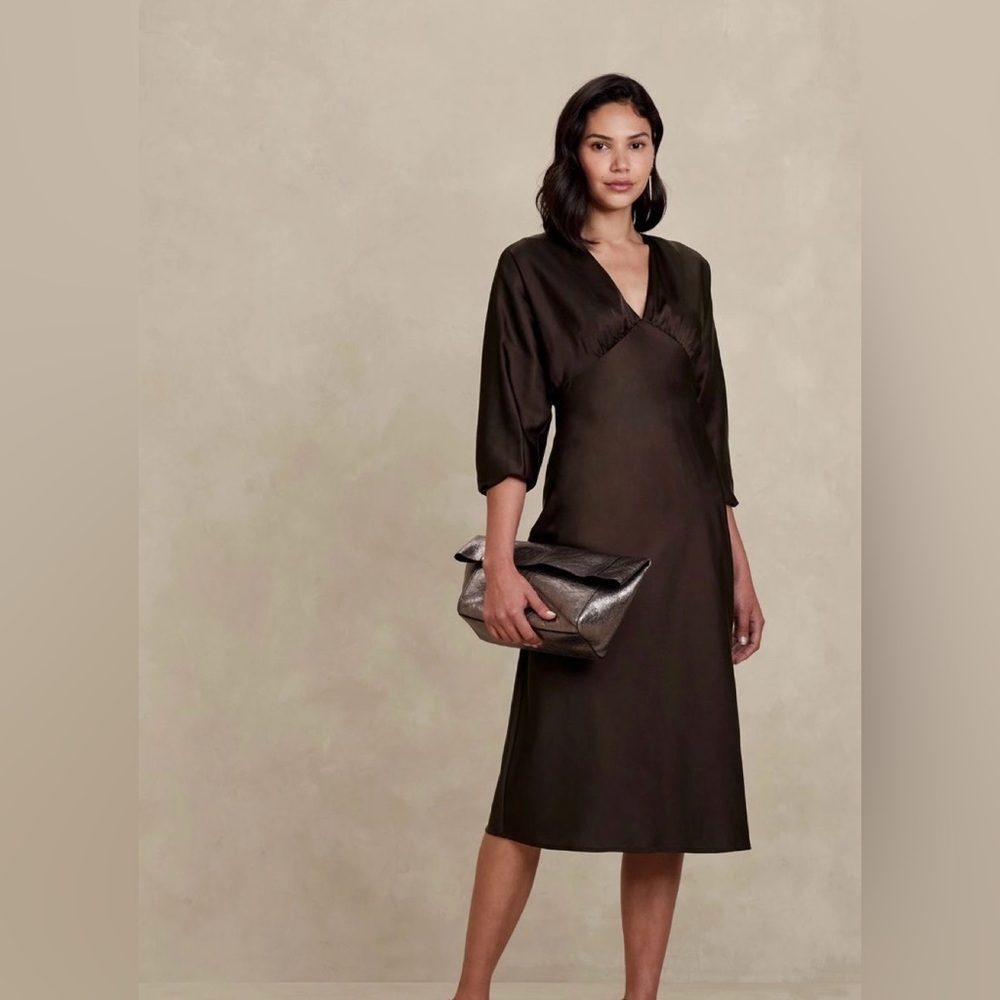 Banana Republic Bloussant-Sleeve Midi Dress

Size-2 
Color-Costa Coffee